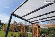 Konstrukcja aluminiowa zadaszenia z panelami dachu z poliwęglanu osadzonymi na belkach wspierających