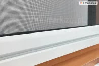 Moskitiera rolowana okienna w kasecie siatka widziana od wewnątrz