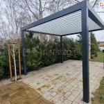 Narożna cześć pergoli aluminiowej SB350 Selt kolor antracyt z uchylonym dachem z lameli
