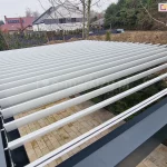 Otwarty dach lamelowy pergola biała metalowa SB350 Selt, obracane lamele otwarte pod dużym kątem