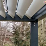 Pergola SB350 z dachem lamelowym uchylonym oraz rynna odprowadzająca wodę z paneli