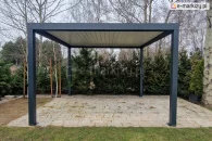 Pergola metalowa posiada złożony i uszczelniony dach lamelowy, solidne zadaszenia tarasu i przestrzeni w ogrodzie