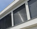 Żaluzje fasadowe w zabudowie podtynkowej zasłaniające otwór okienny