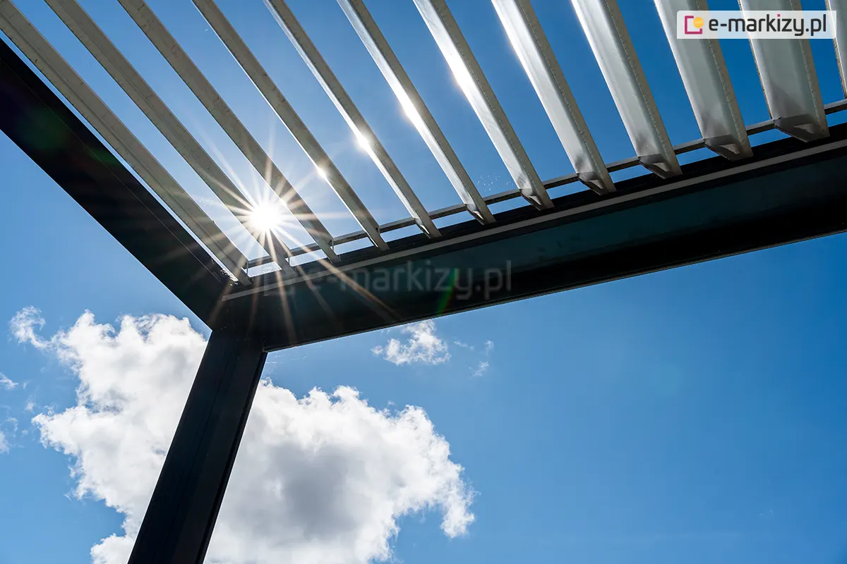 Pergola tarasowa z otwartym dachem panelowym SB400 przepuszczającym promienie słoneczne