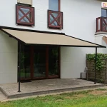 Pergola Vera Sola zamontowana nad utwardzonym wyjściu do ogrodu