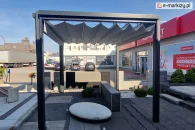 Pergola aluminiowa z dachem ochronnym z wodoodpornej tkaniny powlekanej impregnatem i układającej się w dekoracyjne fale