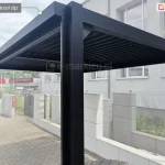 Pergola lamelowa global z frontowym refleksolem tkaninowym w kasecie kwadratowej na prowadnicach