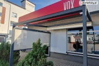 Pergola tarasowa na ekspozycji sklepu Adams Centrum Handlowe w Żarach przy wejściu do salonu Vox Meble