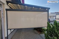 Roleta screen zamontowana po boku pergoli aluminiowej Luxo, przezierna tkanina refleksola nie zasłania całkowicie, ale chroni przed słońcem