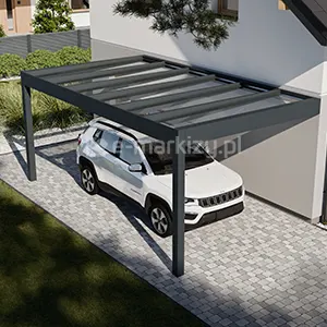 Aluminiowa konstrukcja carport zamontowana do ściany budynku służy do zadaszenia auta trzymanego poza garażem, osłania biały samochód typu suv przed opadami deszczu, gradu i chroni przed nadmiernym nagrzaniem dzięki szklanemu dachowi