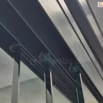 Panele szklane Miros umieszczone w aluminiowych prowadnicach górnych, zapewniających swobodne mijanie się każdego z trzech elementów