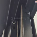Uszczelki włosowe zamocowane do solidnej, lecz lekkiej konstrukcji aluminiowej paneli systemu drzwi przesuwnych Sotro.