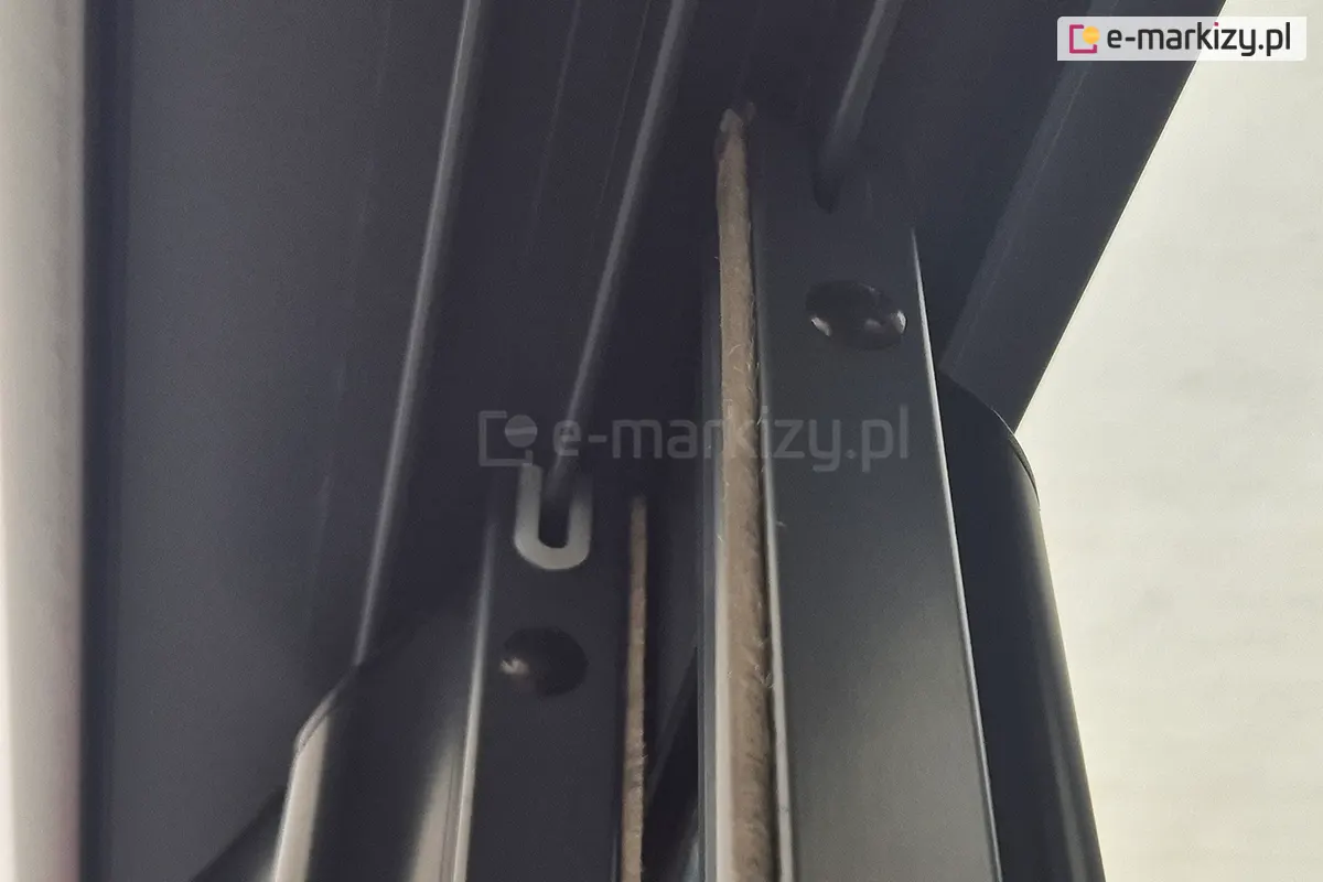 Uszczelki włosowe zamocowane do solidnej, lecz lekkiej konstrukcji aluminiowej paneli systemu drzwi przesuwnych Sotro.