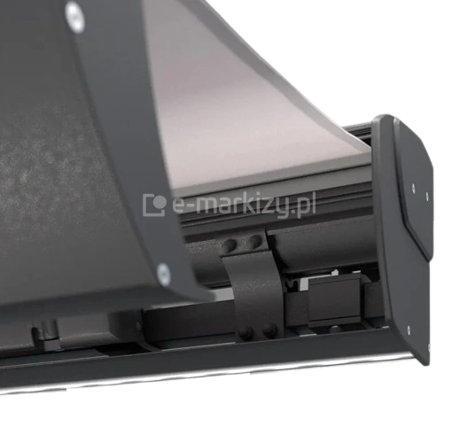 Zbliżenie na mechanizm nawojowy markizy Corsica Selt z widoczną rolką tkaniny, aluminiową obudową i stabilnymi uchwytami mocującymi ramiona konstrukcji.