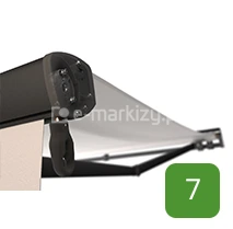 Zbliżenie na korbę markizy Jamaica umożliwiającą ręczne rozwijanie przedniej falbany ochronnej aż do 120 cm długości.