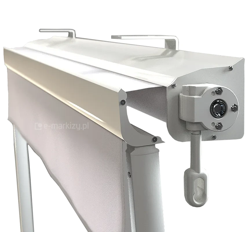 Zbliżenie na markizę balkonową Italia marki Selt w wersji z pełną kasetą ochronną i ręcznym napędem korbowym – solidne wykonanie i elegancki design w jasnych odcieniach.