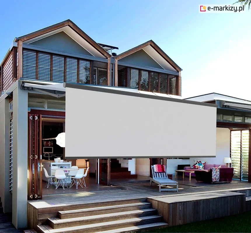 Markiza tarasowa Jamaica Selt z rozwijaną roletą falbaną Volant zamontowana nad tarasem nowoczesnego domu, tworząca skuteczną osłonę przeciwsłoneczną.