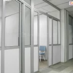 Aluminiowe ścianki działowe Fest w biurze – systemy modułowe z wypełnieniem szklanym i pełnym do tworzenia funkcjonalnych boksów biurowych