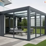 Nowoczesny ogród zimowy Fest z aluminiową konstrukcją i stałymi przeszkleniami przedzielonymi na wysokości 100cm. – elegancka zabudowa tarasu ze szkłem zapewniająca ochronę i komfort przez cały rok