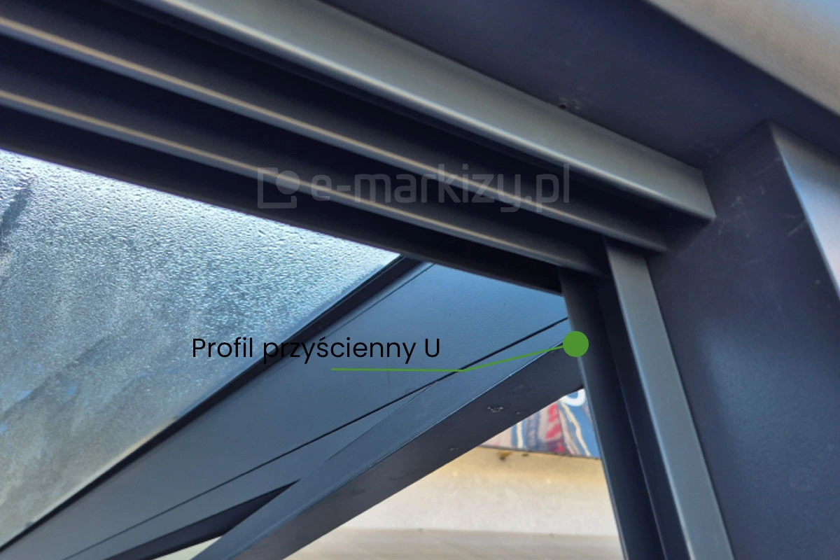 Profil przyścienny U w systemie Sotro montowany przy ścianie w celu stabilizacji i zabezpieczenia skrajnego panelu szklanego konstrukcji przesuwnej.