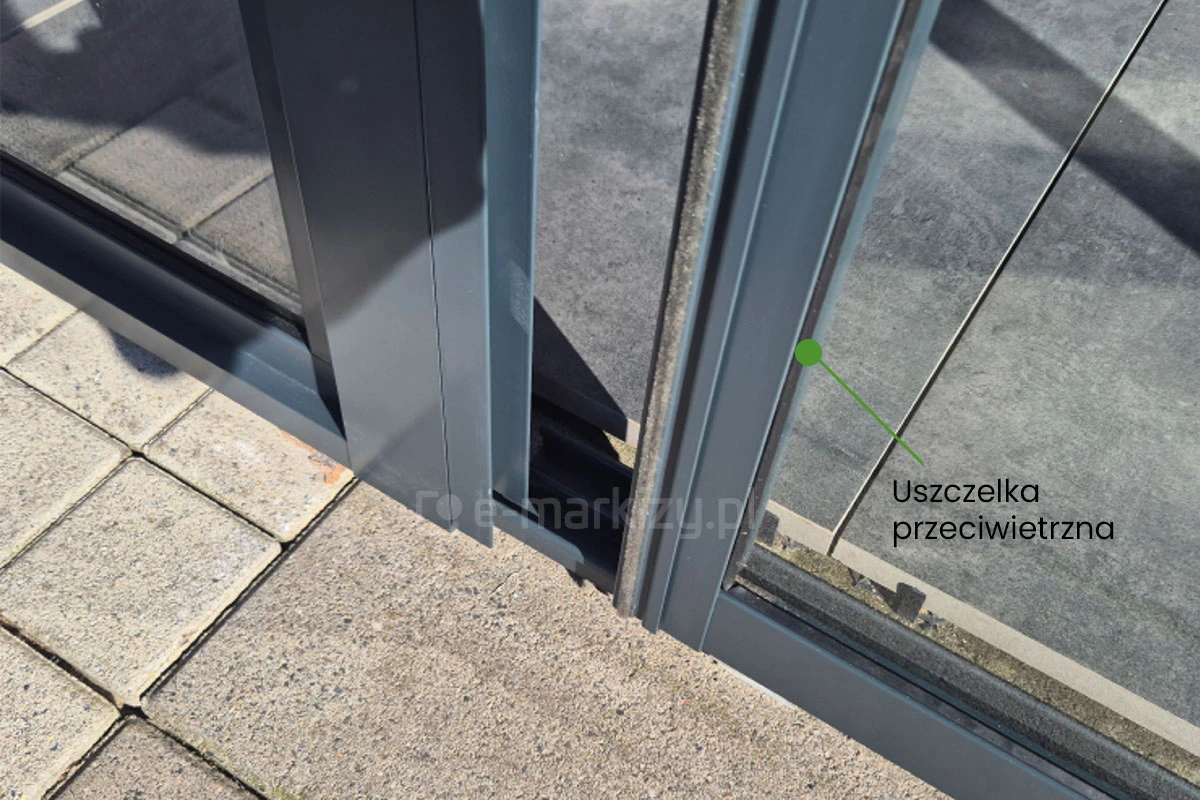 Zbliżenie na szczotkową uszczelkę przeciwwietrzną w systemie drzwi przesuwnych Sotro, zapewniającą ochronę przed wiatrem i owadami oraz poprawiającą szczelność konstrukcji.