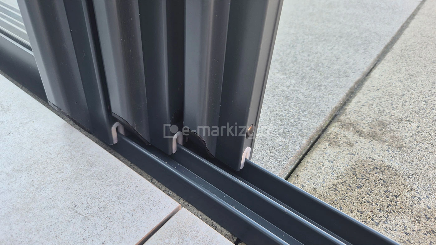 Trzy panele przesuwne sotro na prowadnicy 3 torowej 1 selt