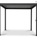 Pergola wolnostojąca Gloria wykonana z wytrzymałego aluminium malowanego proszkowo w kolorze antracytowym. Konstrukcja z ruchomym dachem lamelowym sterowanym manualnie za pomocą korbki, umożliwia precyzyjne ustawienie kąta nachylenia lameli w celu ochrony przed słońcem i deszczem.
