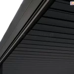 Roleta refleksol w kolorze antracytowym, montowana w pergoli Gloria z dachem lamelowym. Chroni przed promieniami słonecznymi i silnym wiatrem.