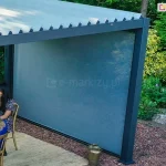 Roleta typu ZIP do zabudowy bocznej pergoli Gloria. Osłania od wiatru i słońca, zachowując lekkość i przewiewność.