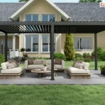 Pergola ogrodowa Gloria w kolorze antracytowym, z dwoma modułami dachu lamelowego, zamontowana przy jasnym domu jednorodzinnym.
