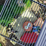 Pergola bioklimatyczna Gloria z widokiem z lotu ptaka, prezentująca dwa niezależnie sterowane dachy z aluminiowych lameli. Nowoczesna konstrukcja wolnostojąca w kolorze antracytowym zamontowana w ogrodzie, osłania elegancką przestrzeń wypoczynkową. Pergola umożliwia niezależne ustawianie kąta nachylenia każdej sekcji lameli, co pozwala dostosować ilość światła i cienia do aktualnych potrzeb.