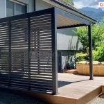 Zestaw bocznych paneli żaluzjowych do pergoli Gloria. Trwała, aluminiowa zabudowa w kolorze antracytowym – idealna do kompletnej osłony jednej strony pergoli.