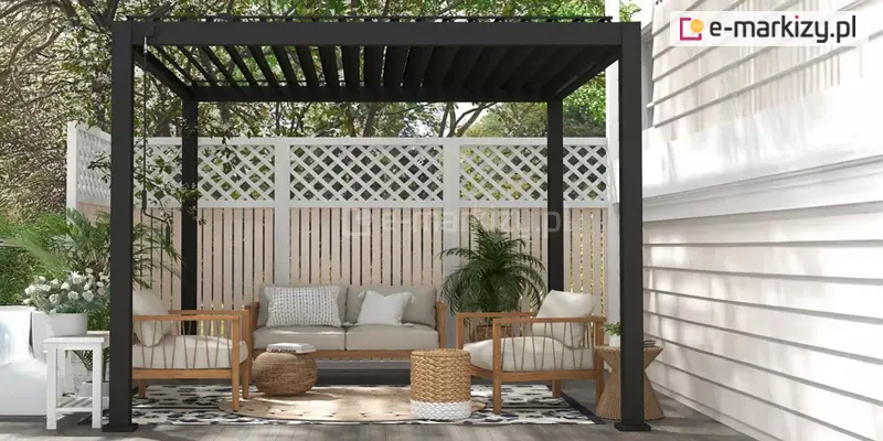 Stylowa pergola aluminiowa Gloria ustawiona na czterech podporach przy elewacji budynku, z dachem z obracanych lameli, które chronią przed słońcem i deszczem.