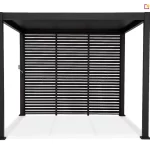 Pergola tarasowa Gloria z kompletną zabudową boczną z paneli żaluzjowych. Stałe lamele zapewniają cień, prywatność i estetyczne wykończenie konstrukcji.