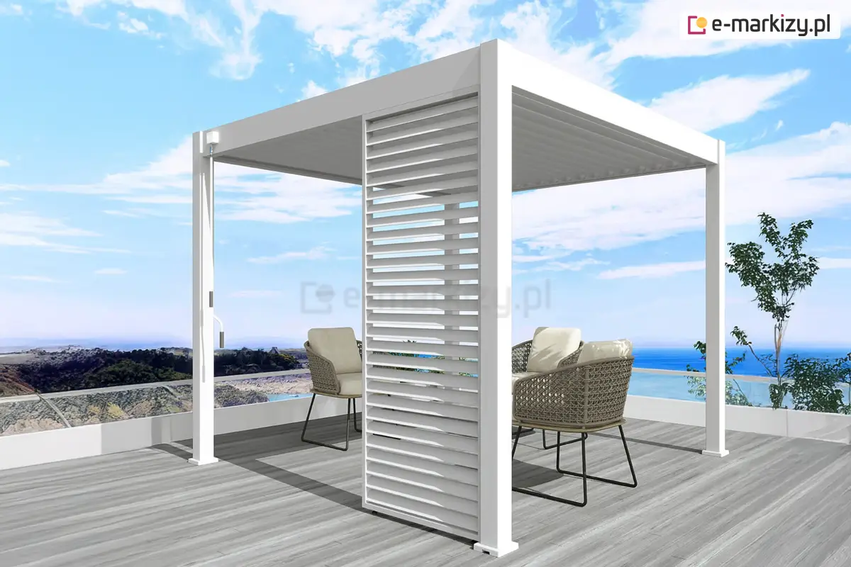 Stały panel żaluzjowy w kolorze białym do bocznej zabudowy pergoli Marlo – trwała i nowoczesna konstrukcja.