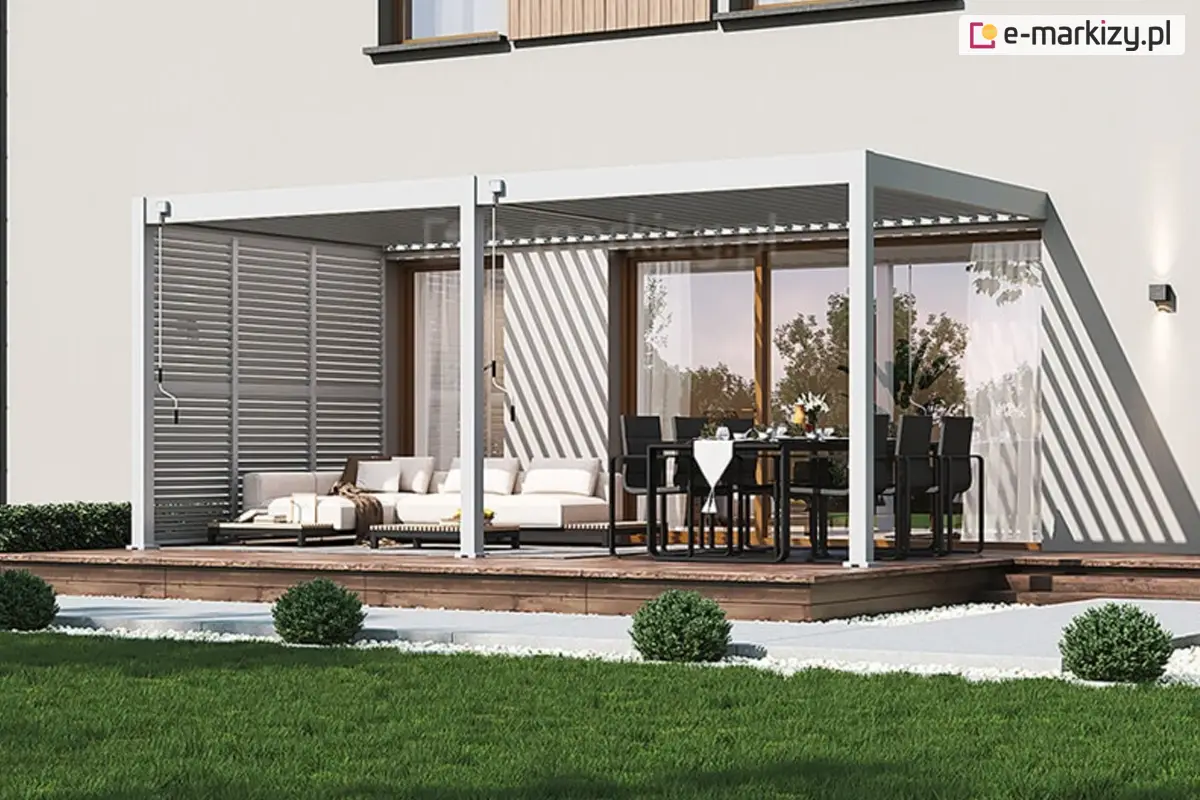 Nowoczesna pergola Marlo z boczną zabudową tarasu w postaci regulowanych paneli żaluzjowych w kolorze białym – elegancka ochrona przeciwsłoneczna i prywatność w strefie wypoczynkowej.