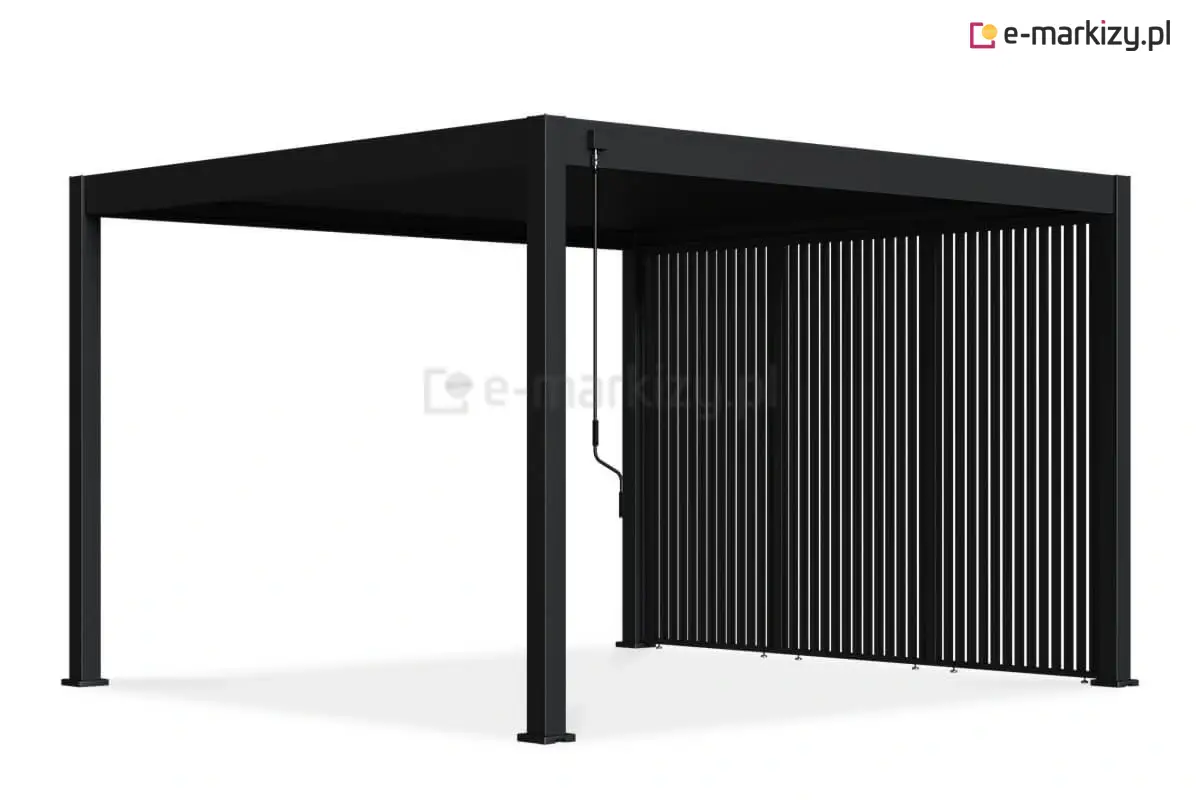 Pergola Marlo z eleganckim bocznym panelem pionowym – stałe żaluzje chroniące przed słońcem i zapewniające prywatność.