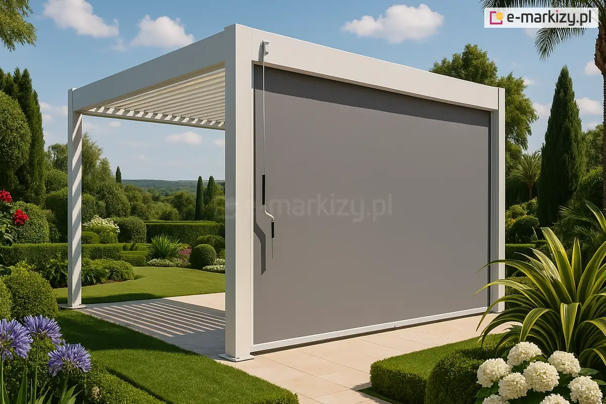 Luksusowa wolnostojąca pergola Marlo z boczną roletą typu screen – częściowo transparentna tkanina chroni przed słońcem i zapewnia prywatność w egzotycznym ogrodzie pełnym kolorowych kwiatów.