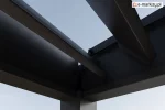 Widok z dołu na obracane lamele dachowe pergoli Marlo – precyzyjna regulacja światła i ochrona przed warunkami atmosferycznymi.
