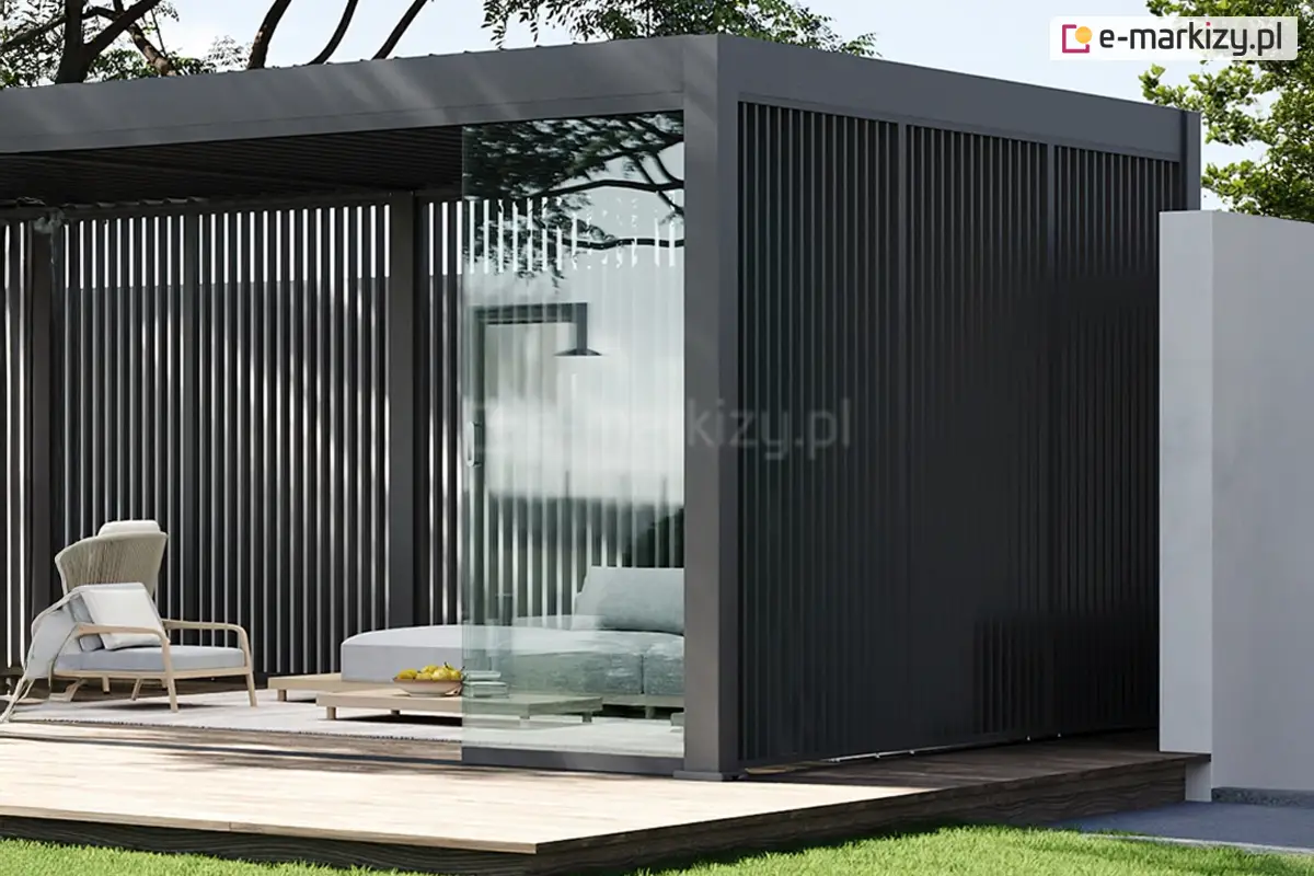 Aluminiowe panele żaluzjowe w układzie pionowym do zabudowy pergoli Marlo – nowoczesna ochrona boczna przed słońcem i wiatrem.