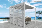 Zabudowa ściany pergoli Marlo stałymi panelami z lamelami w kolorze białym