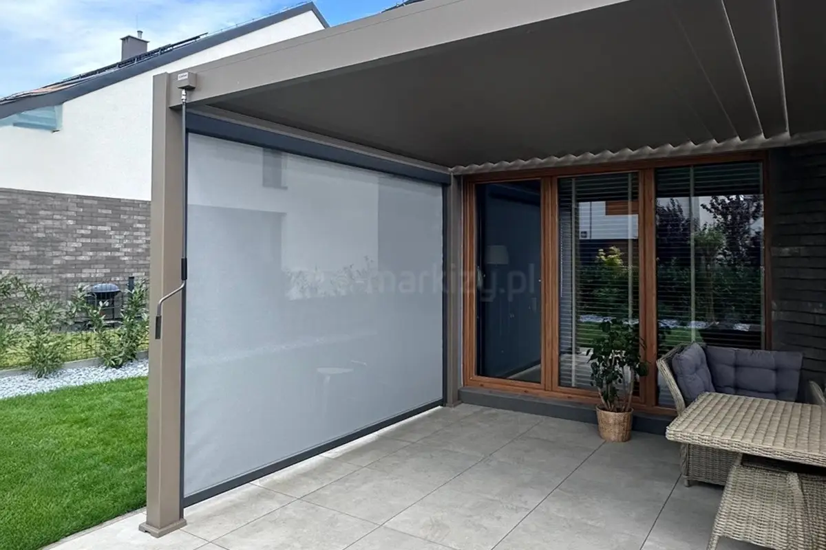 Przyścienna pergola Marlo z boczną roletą refleksol – antracytowa konstrukcja i pełna ochrona przed słońcem.