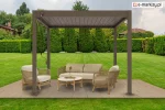 Brązowa pergola ogrodowa Marlo z ręcznym systemem obrotowych lameli, ustawiona na drewnianym podłożu w ogrodzie. Pod pergolą znajduje się komplet mebli ogrodowych. Całość otoczona jest zadbanym, zielonym trawnikiem i żywopłotem z iglaków, tworząc przytulną strefę wypoczynkową na świeżym powietrzu.