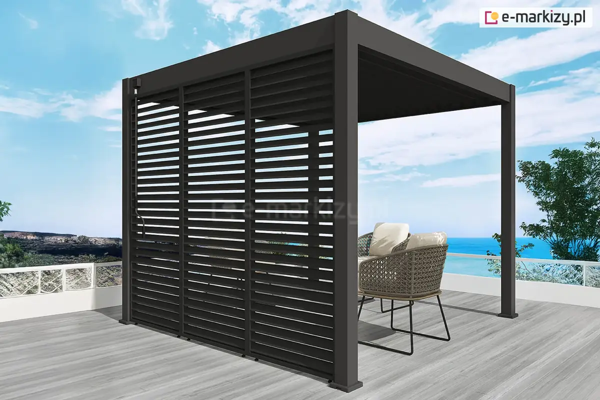 Pergola Marlo z zabudowanym bokiem przy pomocy stałych paneli żaluzjowych – przewiewna ochrona i prywatność.