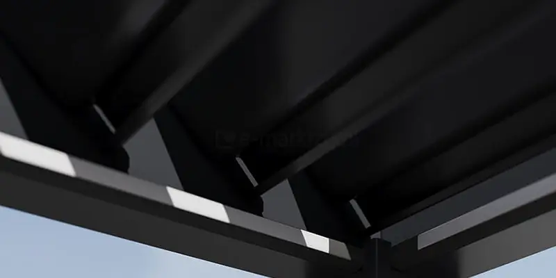 Zbliżenie aluminiowych lameli dachowych pergoli Rubio, prezentujące ich solidne wykonanie i precyzyjne spasowanie. Lamele obracają się w zakresie 135°, zapewniając idealną regulację światła i wentylacji. Konstrukcja odporna na korozję i warunki atmosferyczne gwarantuje wieloletnią trwałość pergoli tarasowej.