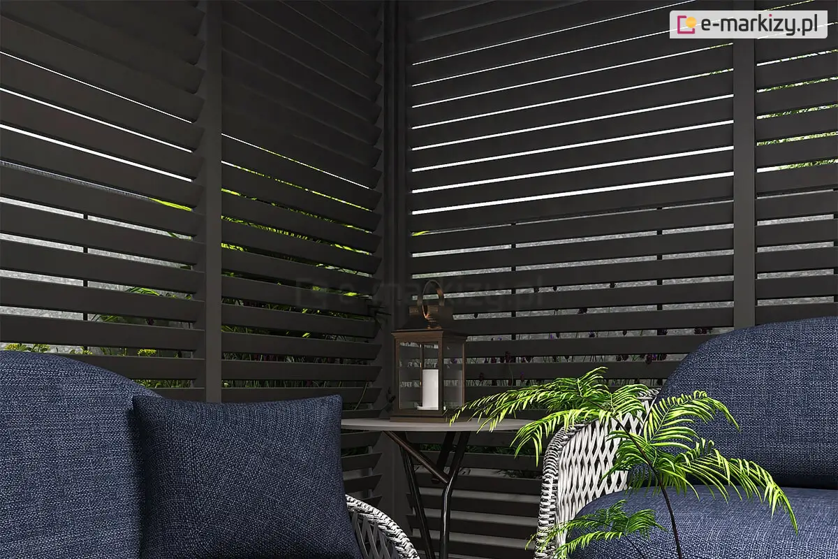 Ciemny antracytowy panel żaluzjowy montowany przy tarasie w pergoli Marlo – elegancka i trwała osłona przeciwsłoneczna.