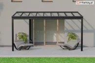 Aluminiowe zadaszenie tarasowe Terano XXL o szerokości 5 metrów, z dachem z przezroczystego poliwęglanu montowane do ściany budynku. Pod zadaszeniem dwa leżaki ogrodowe z miękkimi poduszkami oraz dekoracyjne rośliny w donicach. W tle przeszklone drzwi tarasowe i jasna elewacja domu.