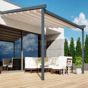 Ekonomiczna pergola rzymska Luxo z jasnym, składanym dachem tkaninowym tworzy zadaszoną strefę wypoczynkową na drewnianym tarasie. Antracytowa konstrukcja wspiera się na smukłych podporach, a pod pergolą ustawiono nowoczesne, jasne meble ogrodowe z poduszkami. W tle widoczne są wysokie nasadzenia z tui oraz minimalistyczna elewacja domu.