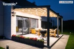 Pergola Elegancy Tarasola prezentuje system LED rozmieszczony w dachu tkaninowym, który podkreśla nowoczesny styl zadaszenia tarasowego. Oświetlona konstrukcja otacza strefę wypoczynku z drewnianymi meblami, a tło stanowi przestronny trawnik.