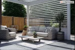Biały panel żaluzjowy Louvre zamontowany z przodu nowoczesnej pergoli tarasowej z przezroczystym dachem, tworzący eleganczną osłonę przeciwsłoneczną dla wypoczynkowej strefy z wiklinowymi meblami i dekoracjami ogrodowymi.